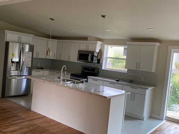 3rd image of 14824 Manor Way