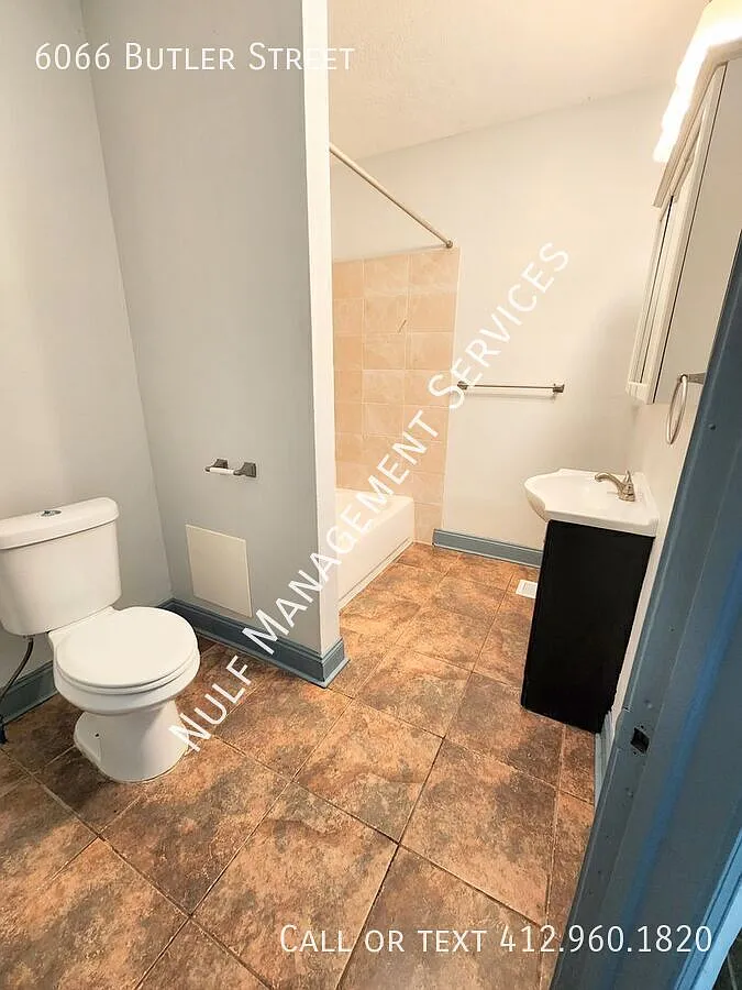 1 bed, 1 bath + Bonus Room House in Stanton Heights — Photo 3