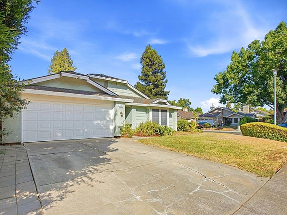 3rd image of 9 Rollingbrook Cir