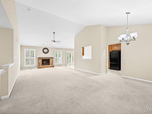 4th image of 2398 Fountain Dr
