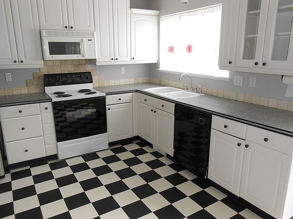 5th image of 903 Banyan Ct