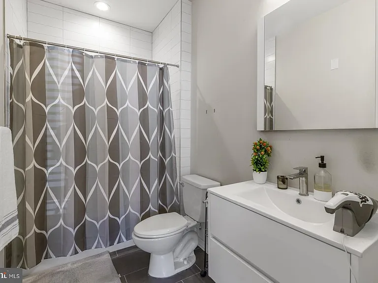 385 Martin St #1F — Photo 10
