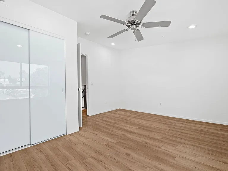 Echo Designer Loft Apartments — Photo 22