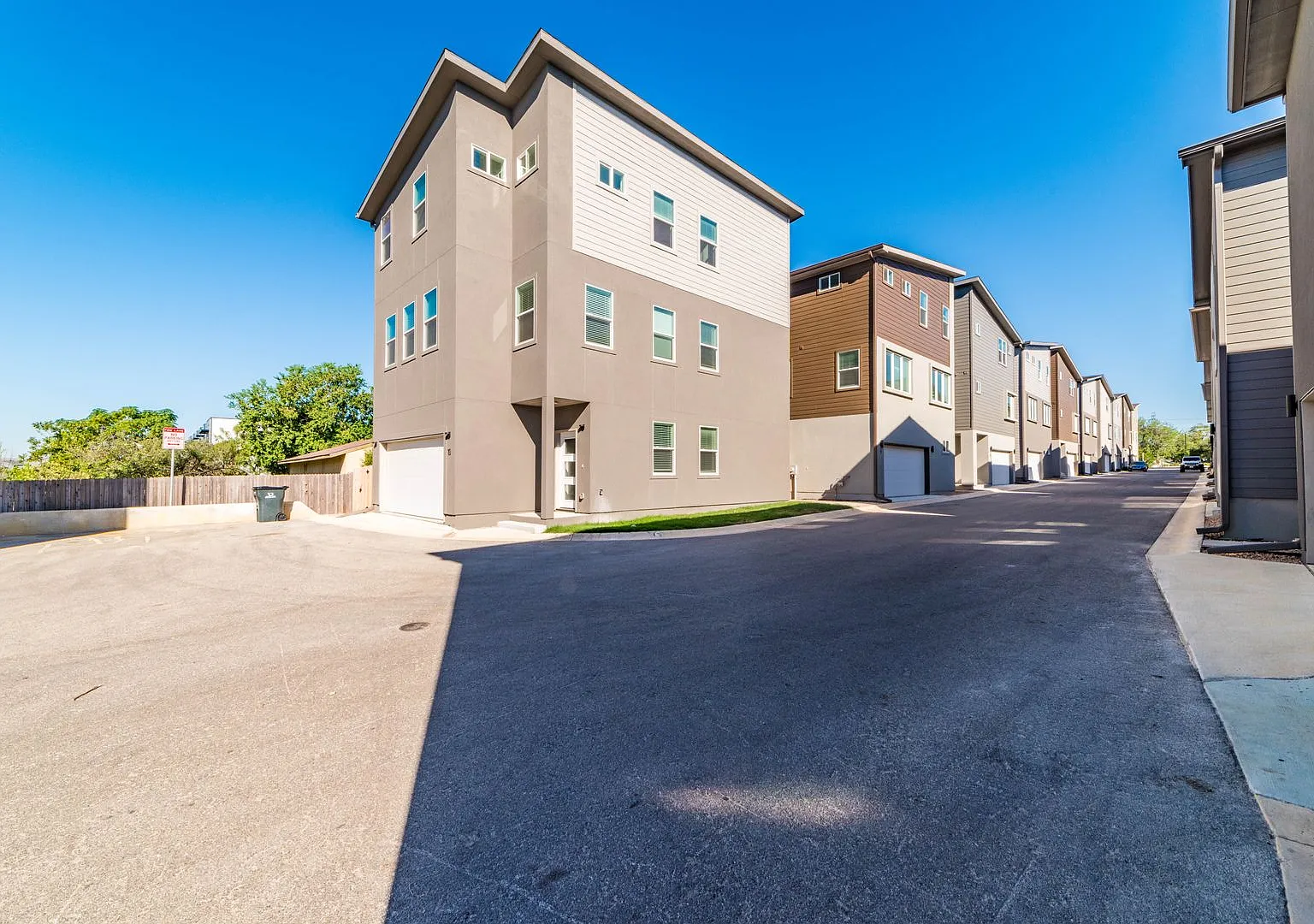 Luxury 3-Bedroom Alamo Heights Townhome — Photo 3