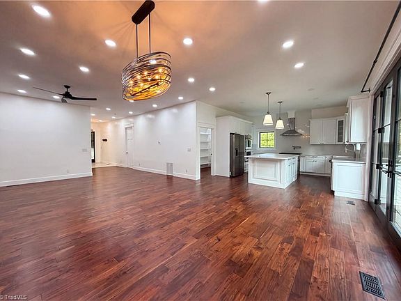 4th image of 150 Ivory Ln
