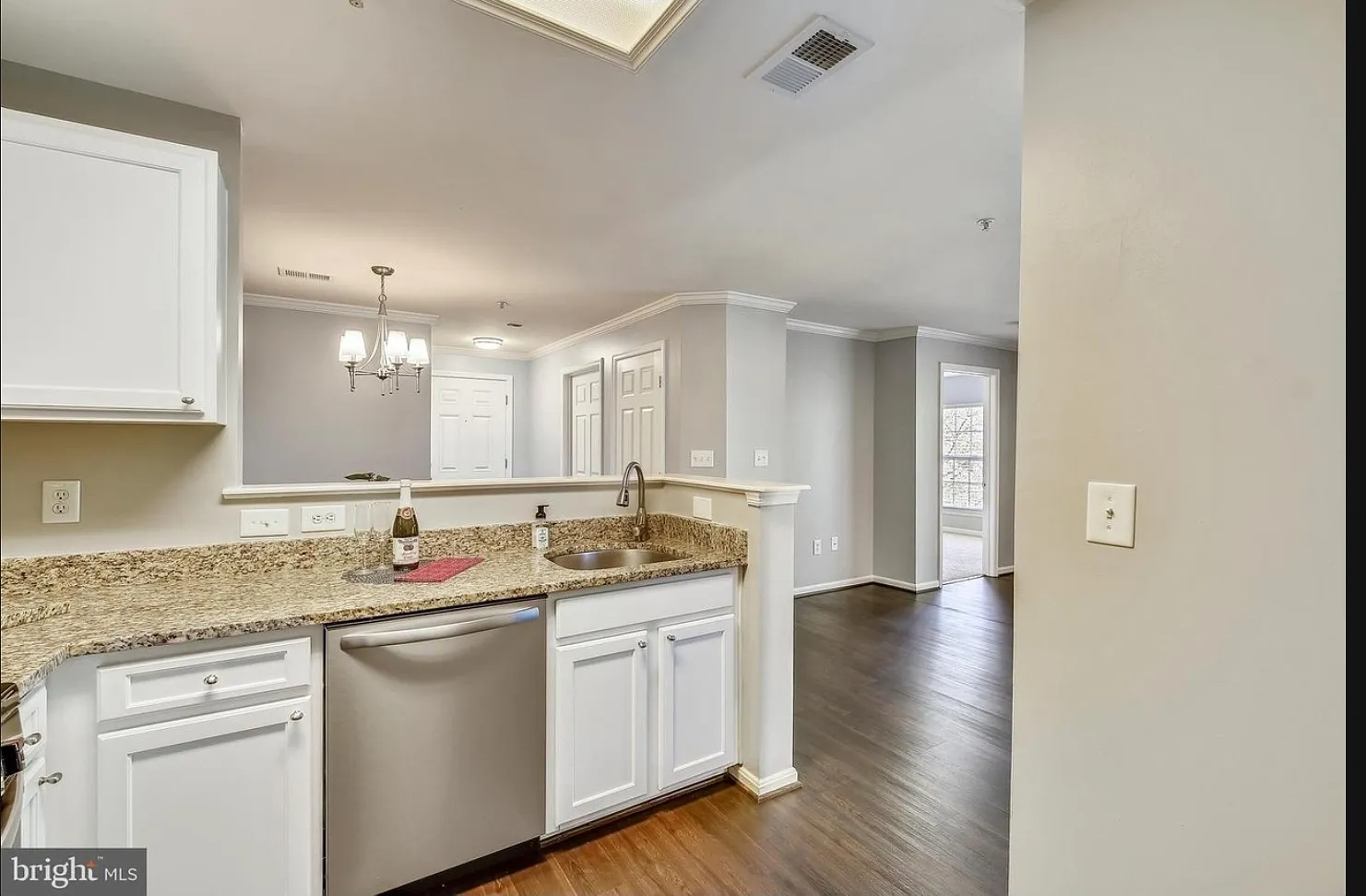 2 bed, 1085 sqft, $2,590 — Photo 3