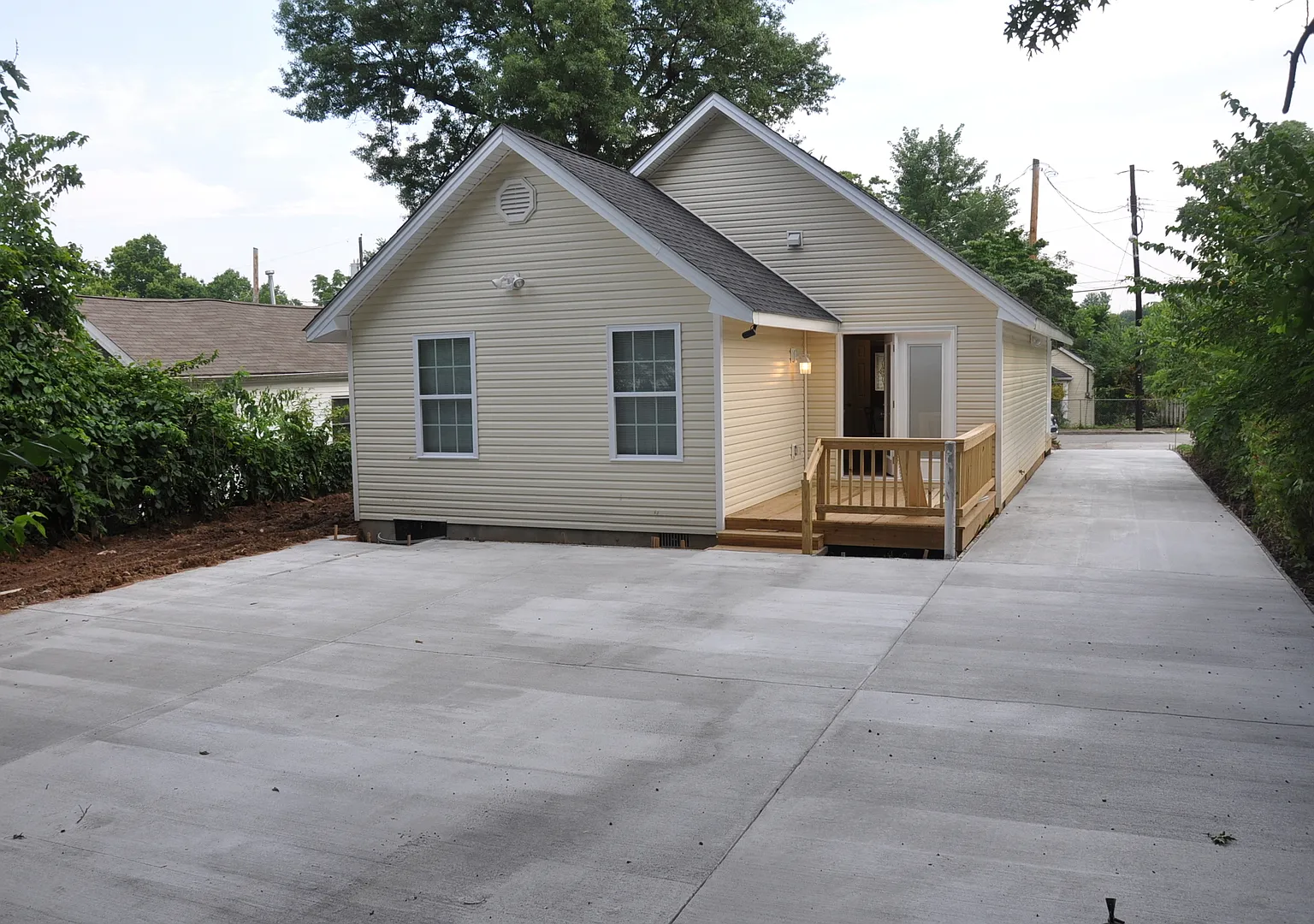 Big Brown - Walk to UK Pre-Leasing Now Fall Semester 2026 — Photo 2