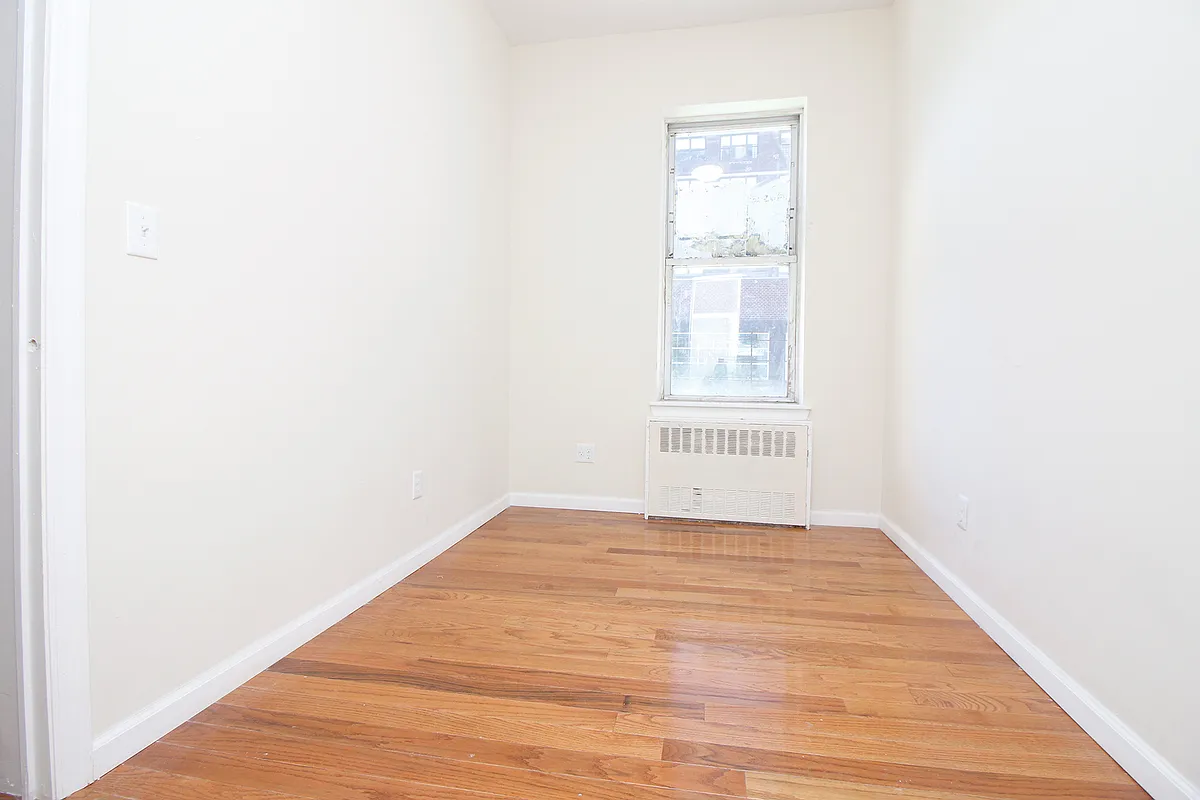 Building Photo - 1562 3rd Ave #3