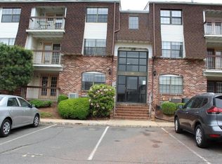 1009 Green Hollow Dr, Iselin, NJ 08830