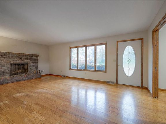 4th image of 71 Maple Dr