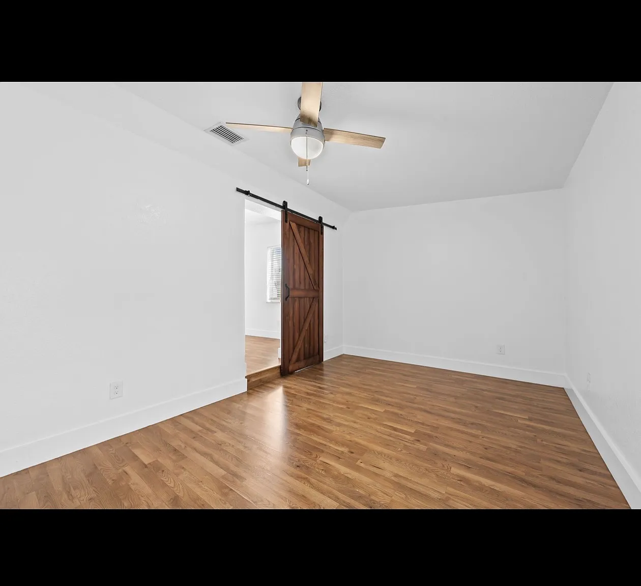 3 bed, 1001 sqft, $2,700 — Photo 2