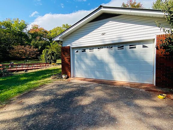3rd image of 225 Cherokee Cir