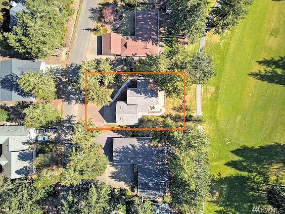 4th image of 251 E Michelle Dr
