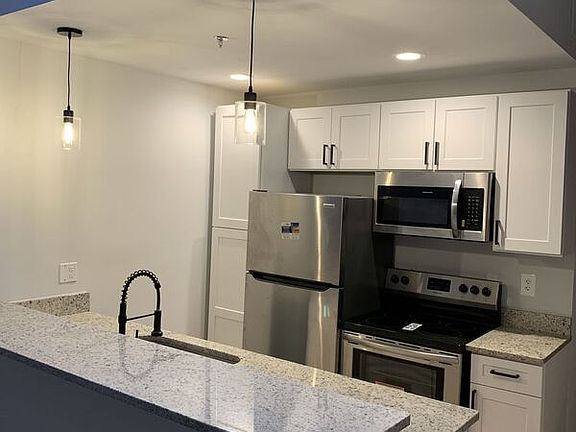 3rd image of 9 W Old St #202