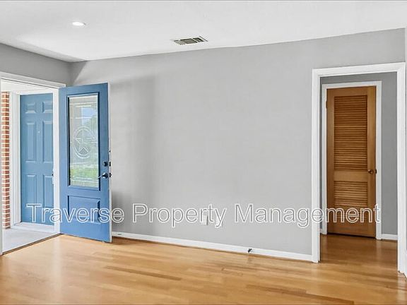 4th image of 304 S Waco St