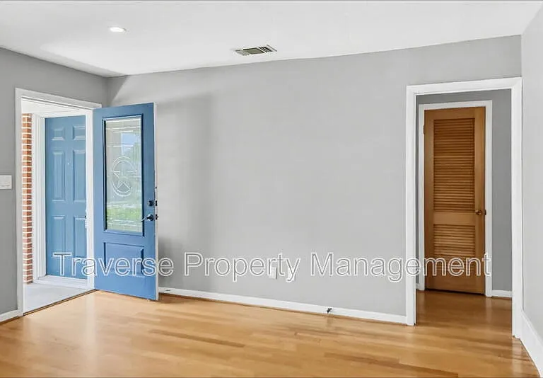 304 S Waco St — Photo 4