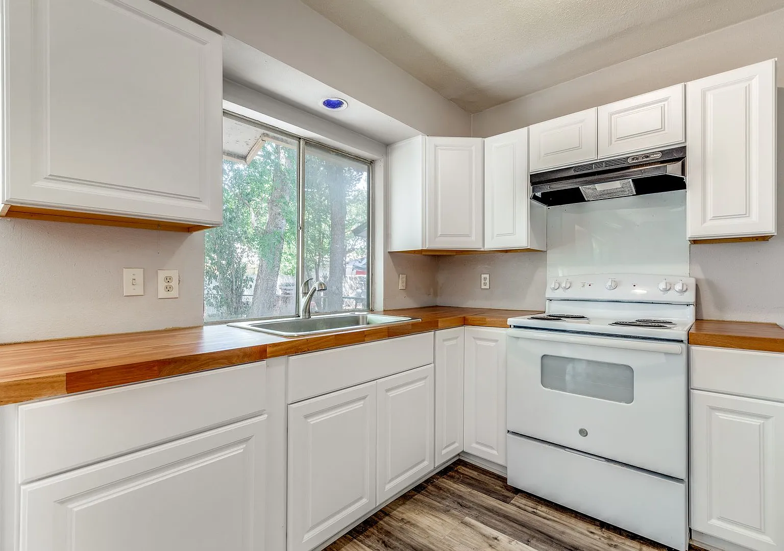 3 bed 3.5 bath located in Westwood Park Subdivision — Photo 4