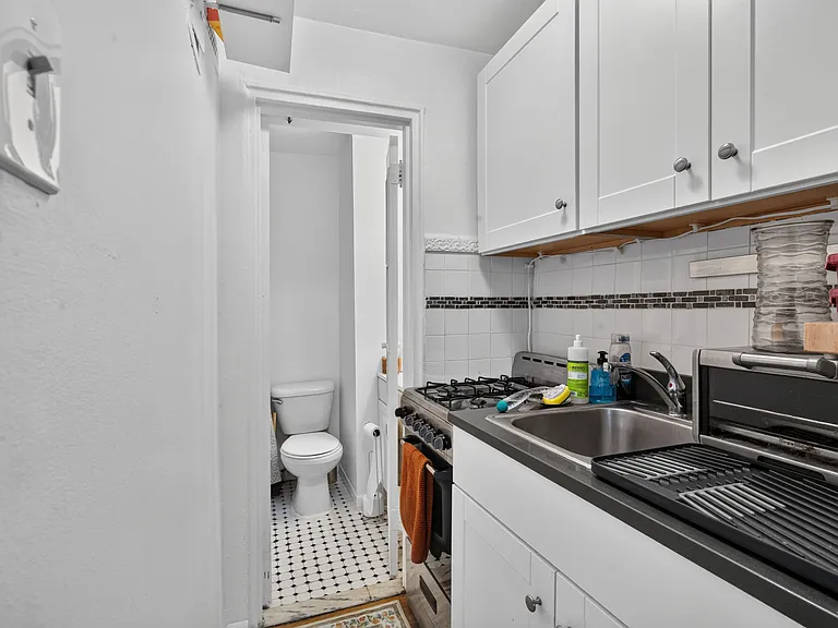 406 W 22nd St #5R — Photo 6