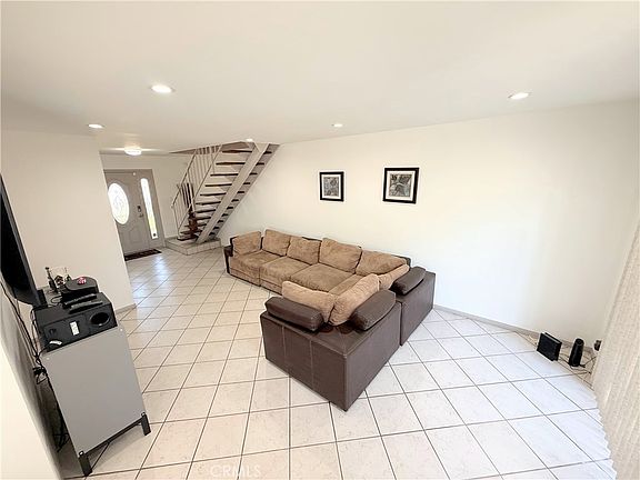 5th image of 900 E Sagebank St