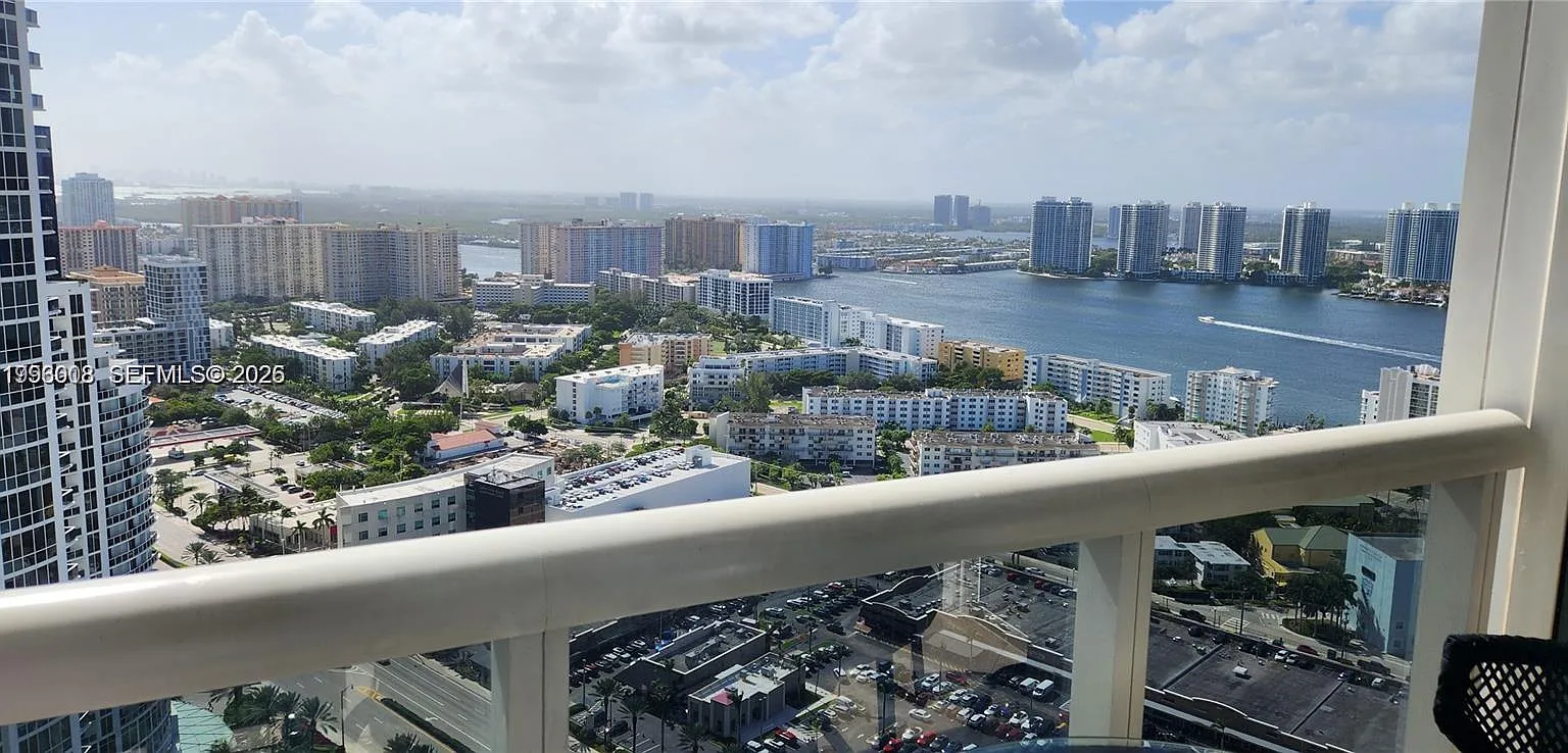 Trump Royale Condo — Photo 2