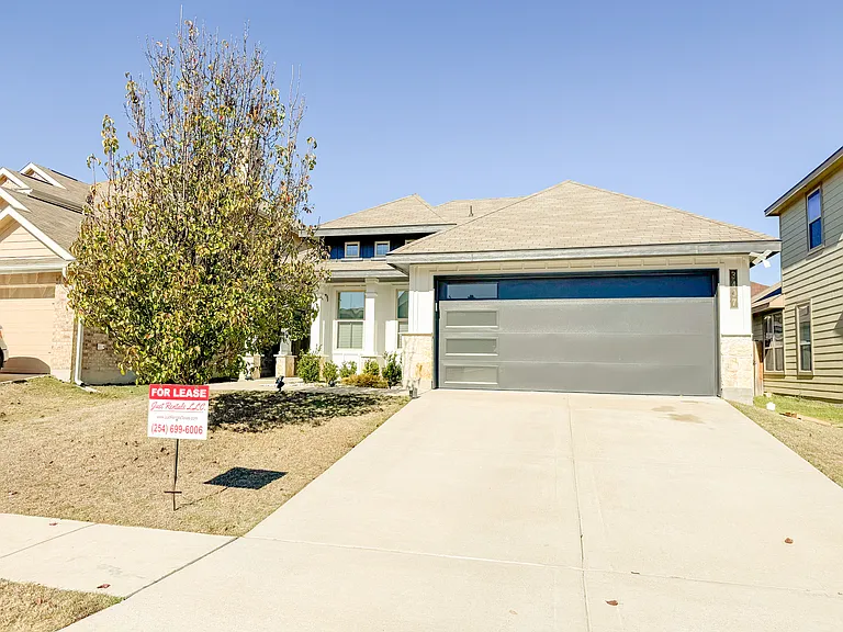 3407 Castleton Dr — Photo 2