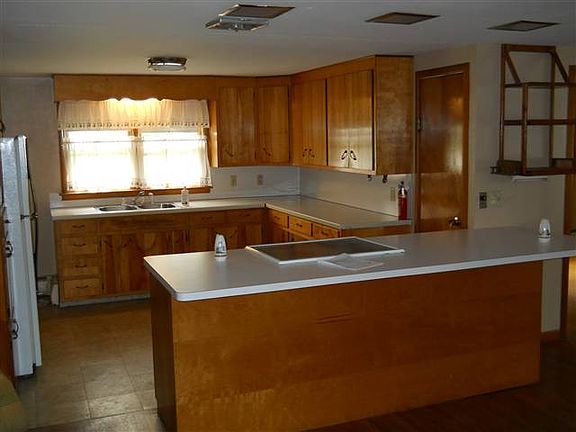 OPEN LARGE KITCHEN 