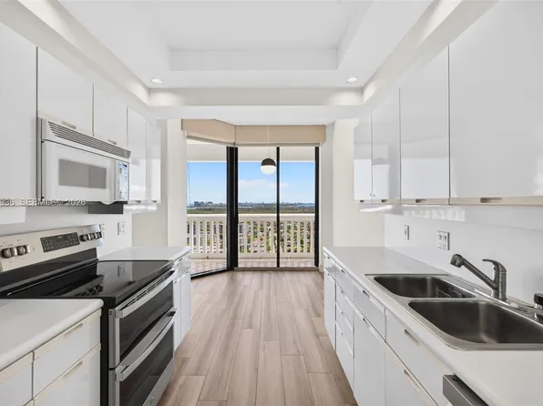 2000 Island Blvd APT 3008, Aventura, FL 33160