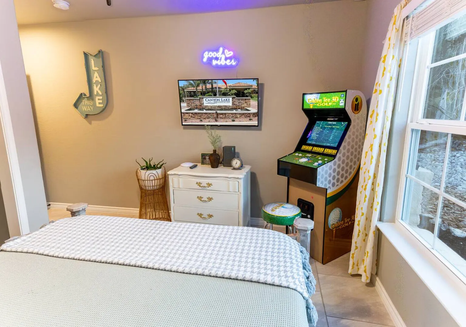 Neon Vibes Outdoor TV Hot Tub Arcade Room — Photo 4