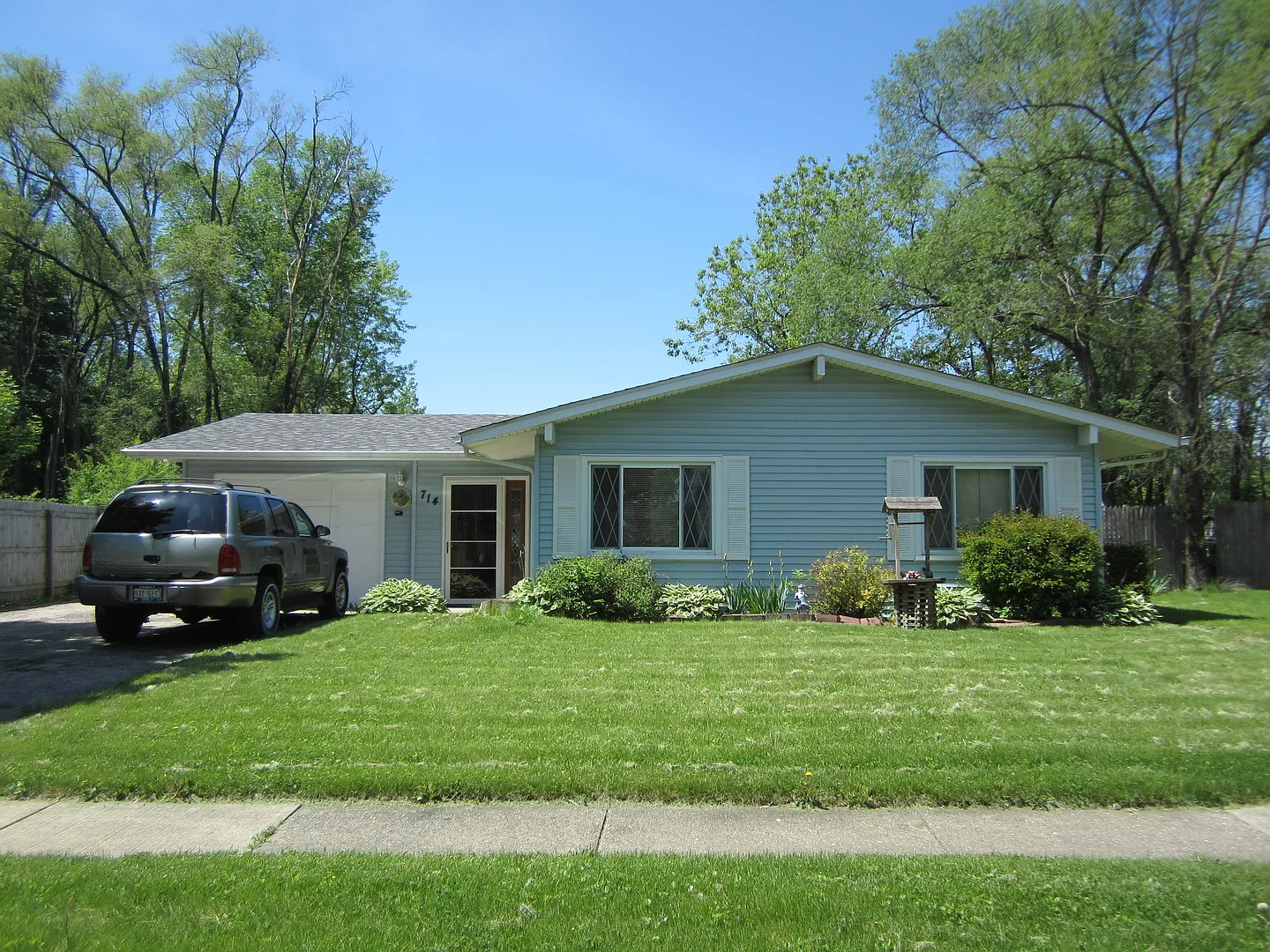 714 Lincolnwood Dr photo 1