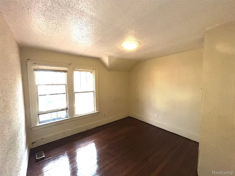 106 Geneva St — Photo 10