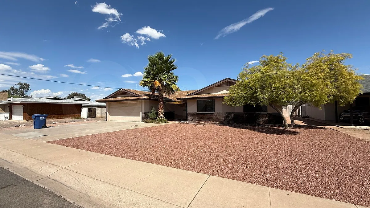5 bed, 2.5 bath, 2313 sqft, $3,795 — Photo 2