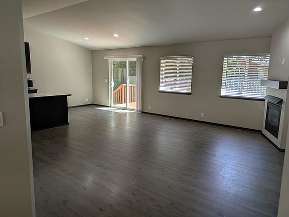 4th image of 1025 Loganberry Ln