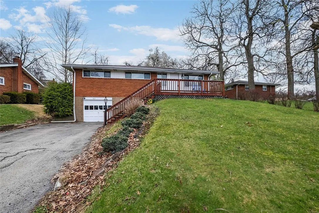 565 Firethorne Dr photo 1