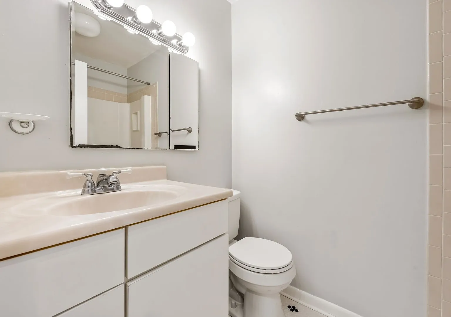 Fall Special $500 Off Your First Full Month! Spacious 3-Bedroom End Unit In Five Oaks | Durham, Nc — Photo 4