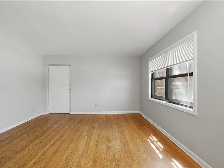 302 E 19th St #2A — Photo 6
