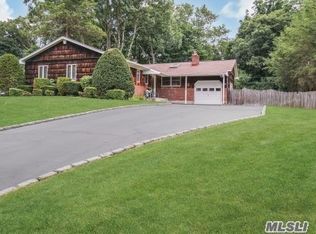 11 Charlemagne Dr, Nesconset, NY 11767