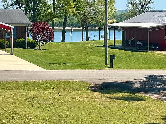 4th image of 720 Riverside Ln