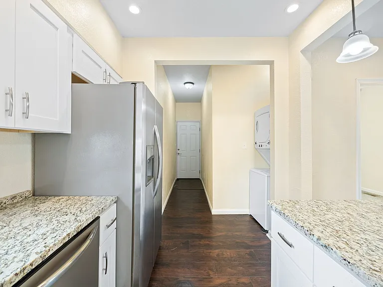 831 W 35th St — Photo 13