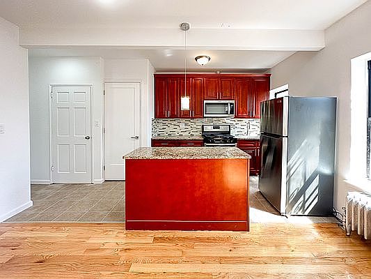 3rd image of 178 Vernon Ave APT 4