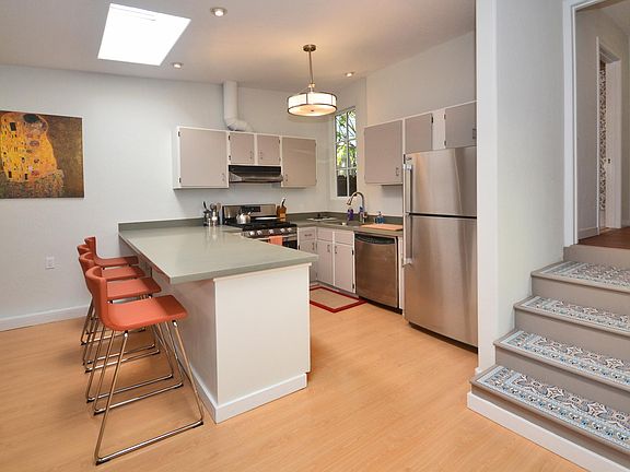 Kitschen, stairs to Bath