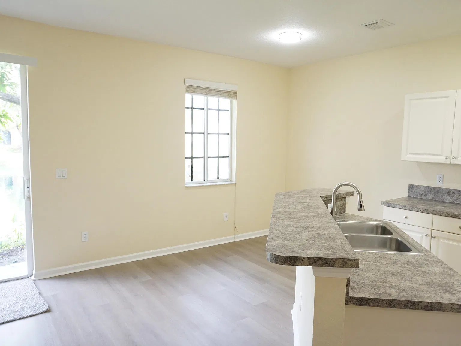 3 bed, 2.5 bath, 1389 sqft, $2,300 — Photo 4