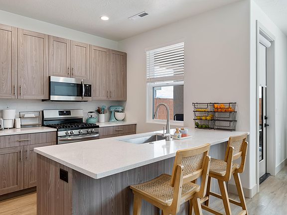 5th image of 960 Heritage Dr #24
