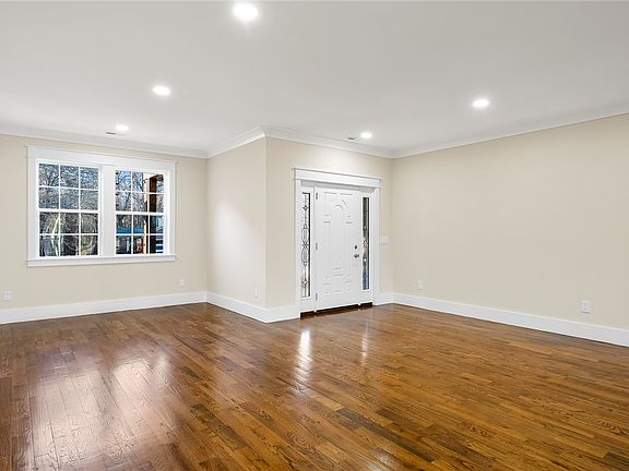 4th image of 303 Regency Cir