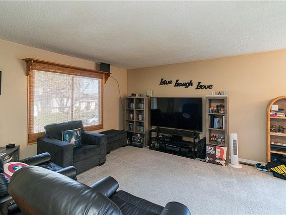 3rd image of 810 Parkview Ln