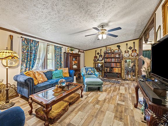 5th image of 385 Kristin Dr