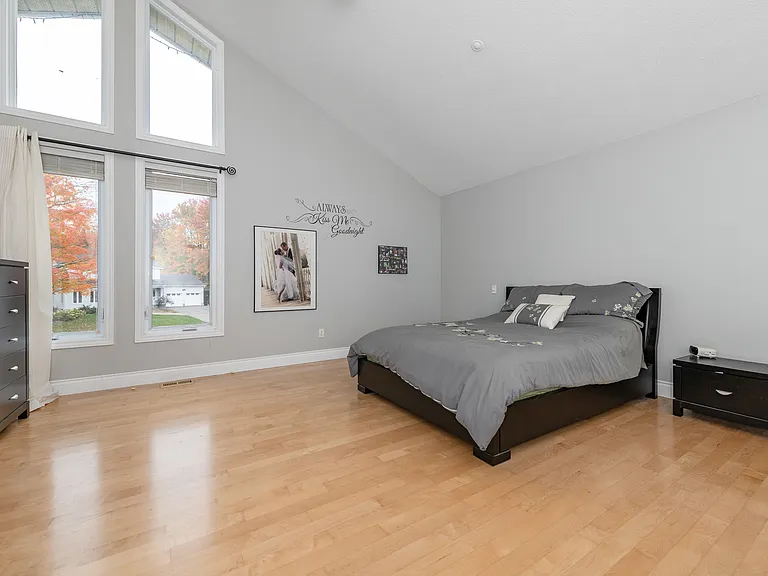 1238 Barnwell Cres — Photo 13