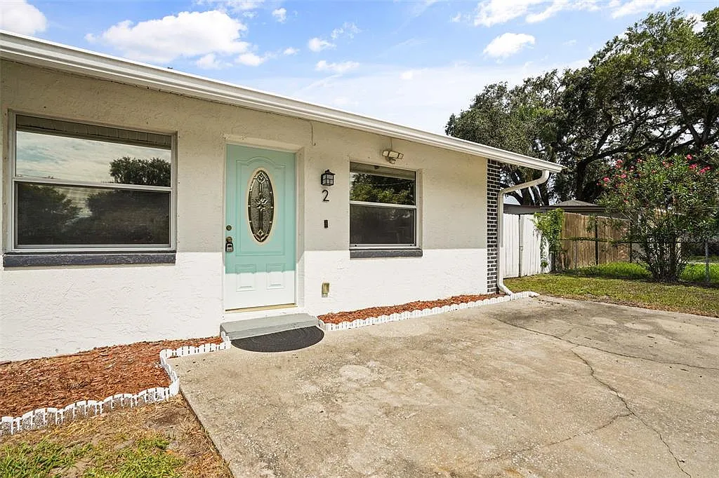 3 bed, 1.0 bath, 910 sqft, $1,850 — Photo 1