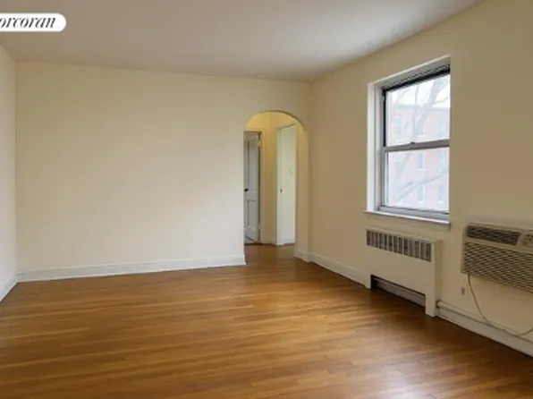 76-33 Commonwealth Boulevard image 1 of 4