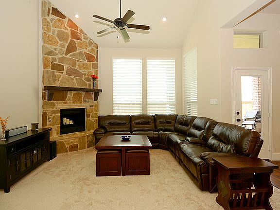 4th image of 1609 Presley Way