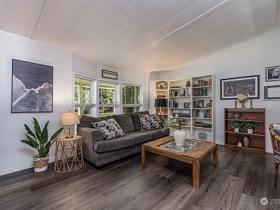 3rd image of 15913 82nd Avenue E